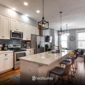 Main Street 2BR, Walk to Bars, Stadiums, Downtown
