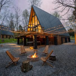 Viesnīca Valhalla Cabins AFrames with hot tubs & sauna pilsētā Cosby