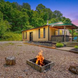 Swaying Pines Cabin w/EV Charger, hotel u gradu 'South Bloomingville'
