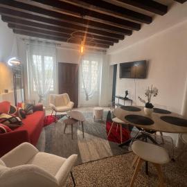 Charmante maison de ville, hotel a Bléneau