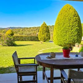 Garden Oasis Elegant Summer House: Kalandra şehrinde bir otel