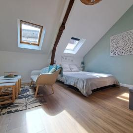 L'Echappée Morétaine Climatisée- Cœur de Moret, hotel in Moret-sur-Loing