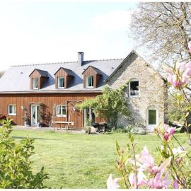 Maison familiale, 15 pers, 7 chambres, piscine, déco soignée, Hotel in Bais