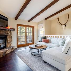 Pine Perch ~ Cozy Mountain Cabin w/ Views, hotel a Bailey