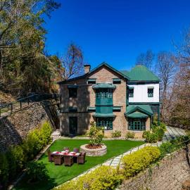 StayVista at Padam Hill 3BR Pet Friendly Villa with Lawn at Kasauli, hotel in Kasauli