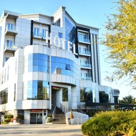 Hotel Ženeva Lux, готель у місті Крагуєвац