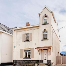 8P 4B Authentic house with playroom and infrared sauna, hotel em Bilzen