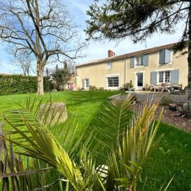 The blue lotus gite and spa, hotel in Le Langon