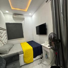 Elegant studio apartment in Ogudu By Magnanimous, 15 mins to the Airport، فندق في لاغوس