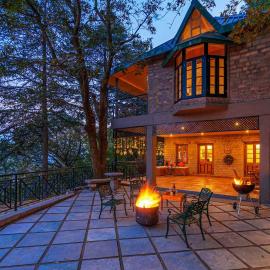 StayVista at Paris Villa with Pvt Outdoor Heated Pool in Kasauli