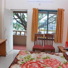 Vinayaka Deluxe Lodge, hotel Kusálnagarban
