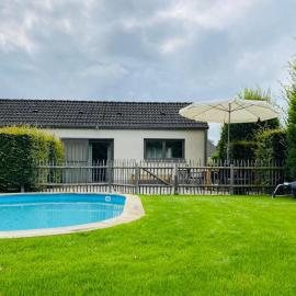 8P 4B Beautiful Villa with pool in Zonhoven: Genk'te bir otel