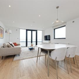 Gorgeous 2 Bed Apartment with Stunning Sea Views with Free Parking and Fast Internet