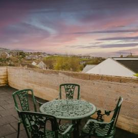 Freshly Renovated Apartment on High Street, hotel in Saltdean