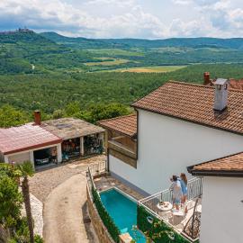 Holiday Home Belveder Motovun with heated pool، فندق في Livade