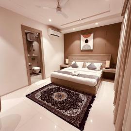 The Lodgers 2 BHK Serviced Apartment Near Artemis Hospital Sector 57 Gurgaon - Nearest Metro Station Sector 54 Chowk, hotel di Gurgaon