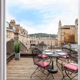 Spacious Central Bath Apartment with Terrace