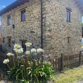 Casita feliz entre montañas y cerca del mar