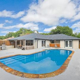 Gorgeous Sunny Home for Big Groups w Private Pool