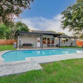 Friendswood Getaway - 5 Bedrooms + Pool + Patio