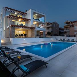 Villa Corcovado Deluxe Apartments with Heated Pool, hotel in Vodice