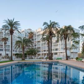 Apartamento en complejo residencial con piscina y garaje a 100m del mar