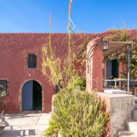The Red Winehouse, hotel in Foinikiá