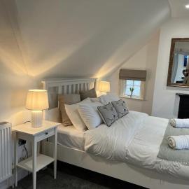 Stylish Loft Apartment with Parking in Melton Mowbray، فندق في ميلتون موبراي