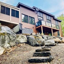 Panoramic Lakefront Chalet with Hot Tub & Firepit, hotel in Chertsey