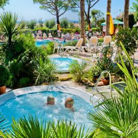 Park Hotel Pineta & Dependance Suite, khách sạn ở Eraclea Mare
