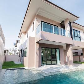 4 bedrooms, 4 bathrooms, villa with swimming pool, free Wi-Fi, party available، فندق في Ban Huai Yai