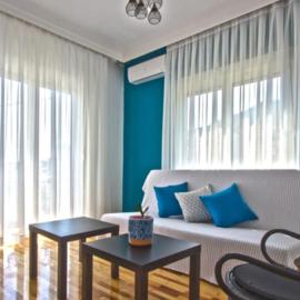 Cosy Colorful House with Private Parking