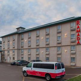 Ramada by Wyndham Red Deer Hotel & Suites, hotel em Red Deer