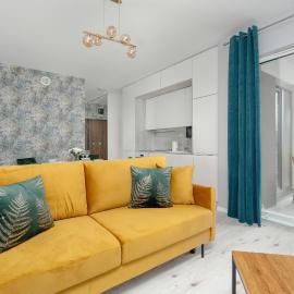 Beautiful Apartment with Balcony & Free Garage by Noclegi Renters