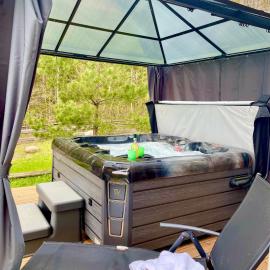 Podiazy에 위치한 호텔 Osada Skoczkowo komfortowe domki z prywatnymi jacuzzi nad jeziorem- sauna- balia-staw wędkarski-basen z podgrzewaną wodą!