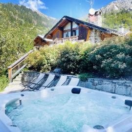 Spacieux Chalet 19pers, Piscine, Jacuzzi, Sauna & Salle de Jeux, hôtel à Champagny-en-Vanoise