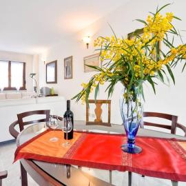 Stylish & Spacious Townhouse - Walk to Beach & Town
