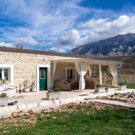 Stone House With Jacuzzi "DINARA" โรงแรมในKijevo