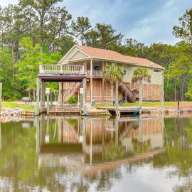 Bayou La Batre Stilted House on Snake Bayou!, khách sạn ở Bayou La Batre