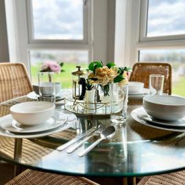 Luxurious & Modern Apartment، فندق في Hawkhead