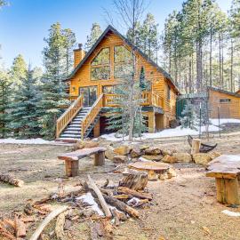 Family-Friendly Cabin w/ Fire Pit in Forest Lakes, Hotel in Forest Lakes Estates