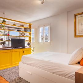 Duquesa port studio apartment - bright sunlit terrace, hotel v destinácii Manilva