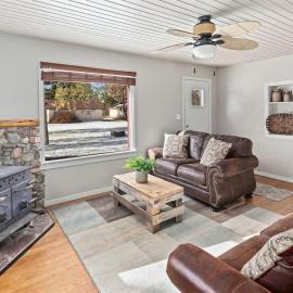 4th Ave Hideaway - Cozy home with spacious yard, hotel a Columbia Falls