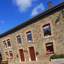 "Sous Le Même Toit" "CHAMBRE FAMILIALE CHEZ L' HABITANT": Rendeux şehrinde bir otel