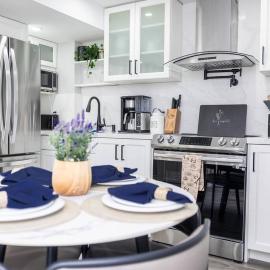 French Charm in Brampton 2 Bdrm Apt, Hotel in Brampton