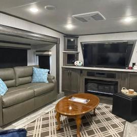 Glamping at its best-sleeps 6 with golf cart, Hotel in River Ranch