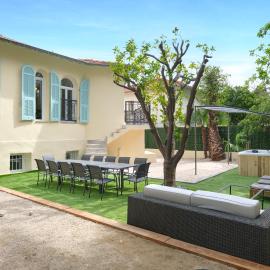 VILLA DES PERGOLAS -6 Bdrs - 5 bathrs -Parking -Jardin -JACUZZI -TRAMstation , 10 min beach, hotell i Nice