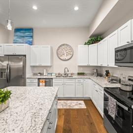 Spacious Freshly Renovated Townhome - City Side, hotel Loudonban