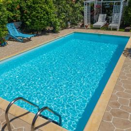 Greek Island Style 2 bedroom Villa with Pool next to the Sea, hotel din Larnaca