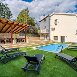 Awesome Home In Karin, hotel a Nadin